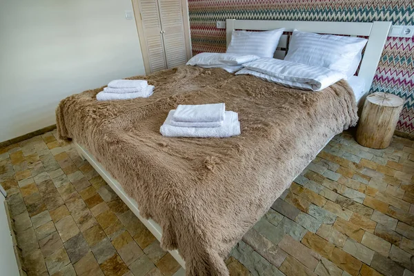 Interior Amplio Dormitorio Hotel Con Ropa Cama Fresca Una Cama — Foto de Stock