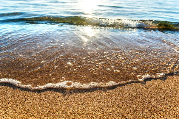 Close Small Sea Waves Clear Blue Water Yellow Sand Beach — Stock Photo, Image