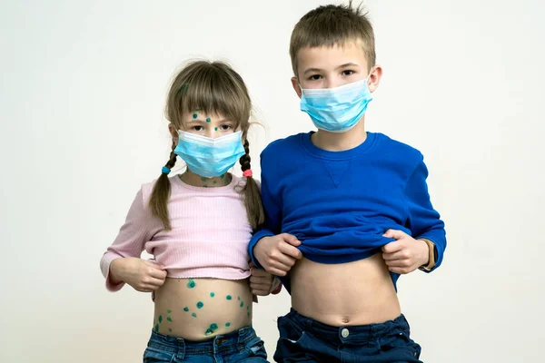 Niño Niña Con Máscara Médica Azul Protectora Enfermos Varicela Sarampión —  Fotos de Stock