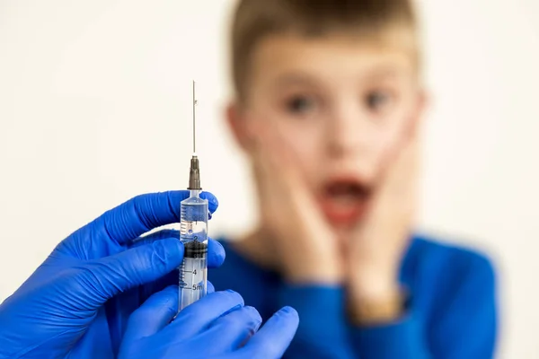 Médico Preparando Inyección Vacunación Con Una Jeringa Para Niño Asustado —  Fotos de Stock