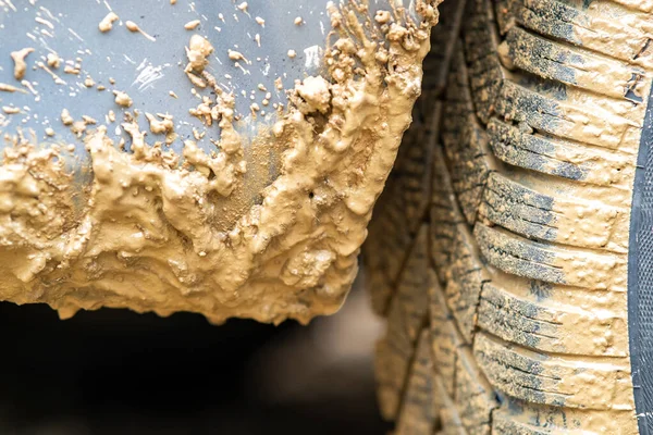 Close Roda Carro Sujo Com Pneu Borracha Coberto Com Lama — Fotografia de Stock