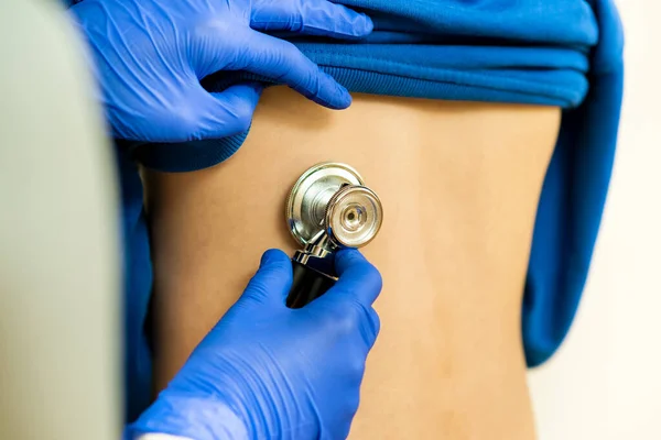 Detalle Primer Plano Mano Del Médico Que Examina Niño Enfermo —  Fotos de Stock