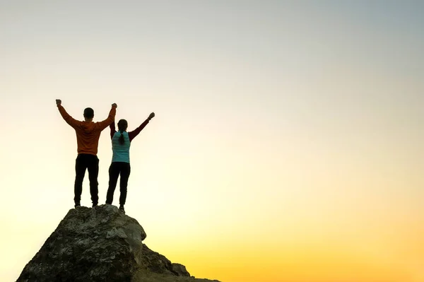 Caminantes Hombres Mujeres Pie Sobre Una Gran Piedra Atardecer Las — Foto de Stock