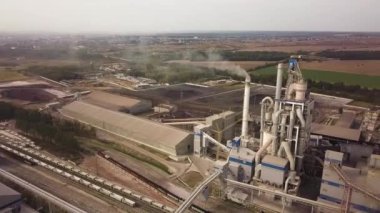 Endüstriyel üretim bölgesindeki çimento fabrikasının hava görüntüsü.
