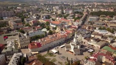 Ukrayna 'nın İvano-Frankivsk kentindeki tarihi merkezin hava manzarası.