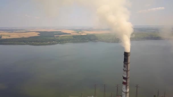 Zicht Vanuit Lucht Hoge Schoorsteenpijpen Met Grijze Rook Van Kolencentrales — Stockvideo