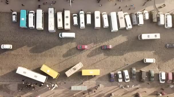 许多汽车和公共汽车在繁忙的城市街道上行驶的空中镜头 — 图库视频影像