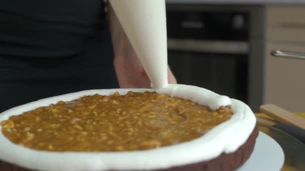 Крупним Планом Жіночі Руки Роблять Солодкий Торт Білим Кремом Печивом — стокове відео