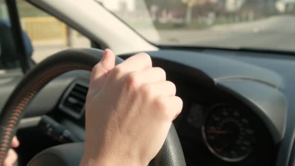 Close Uitzicht Vrouw Handen Houden Stuurwiel Rijden Een Auto Stad — Stockvideo