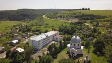 Küçük köyün havadan görünüşü, küçük evler, yeşil ağaçların arasında, tarlalar ve yazları uzak ormanlar..
