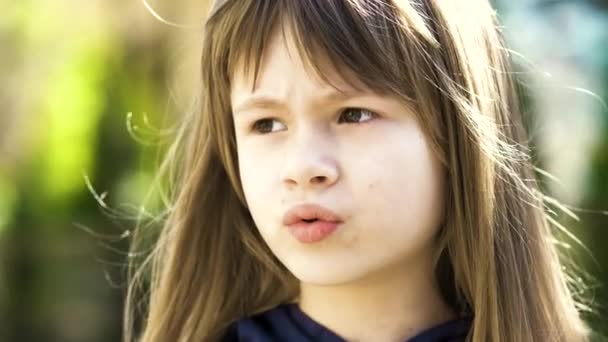 Retrato Menina Bonita Com Olhos Grisalhos Cabelos Longos Claros Sorrindo — Vídeo de Stock