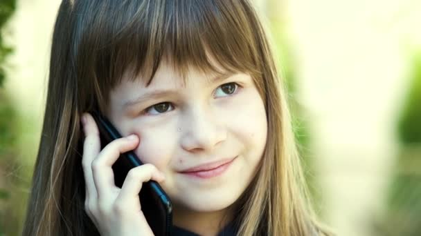 Retrato Menina Bonita Com Cabelos Longos Falando Telefone Celular Criança — Vídeo de Stock