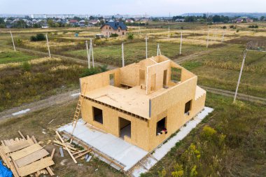 Yeni ve modern modüler evin inşaatı. İçinde köpük yalıtım malzemesi olan kompozit ahşap panellerden yapılmış duvarlar. Yeni enerji tasarruflu ev kavramı oluşturuluyor.