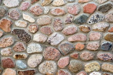 Farklı taşlardan yapılmış bir duvarın düz detaylı görüntüsü. Soyut taş arkaplanı.