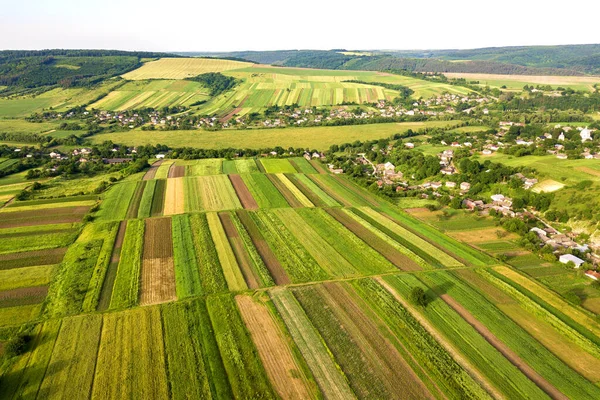 Letecký Pohled Malou Vesnici Vyhrát Mnoho Domů Zelených Zemědělských Polí — Stock fotografie