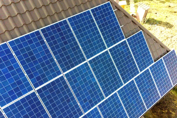 Çatıda Mavi Parlak Güneş Enerjili Voltaik Panelleri Olan Yeni Modern — Stok fotoğraf