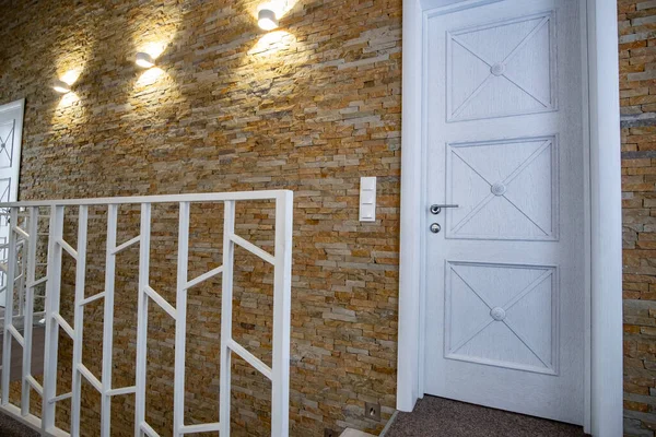 広々とした廊下 部屋のドアと現代的なスタイルで階段の手すりと現代的な家のインテリア — ストック写真