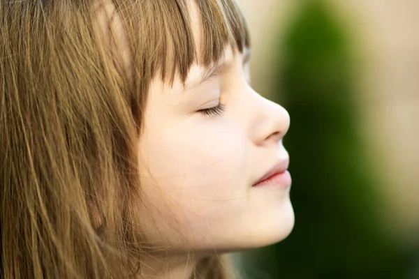 Retrato Una Niña Pequeña Bonita Con Pelo Largo Disfrutando Cálido — Foto de Stock