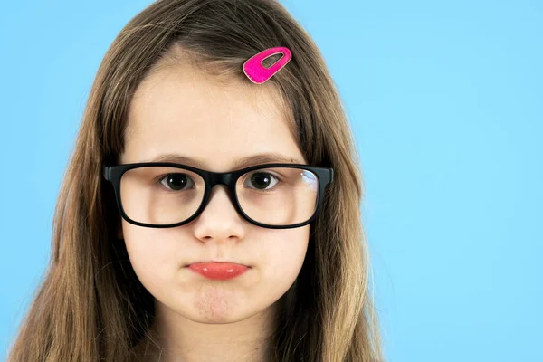 Tutup Potret Seorang Gadis Sekolah Anak Mengenakan Kacamata Tampak Terisolasi — Stok Foto
