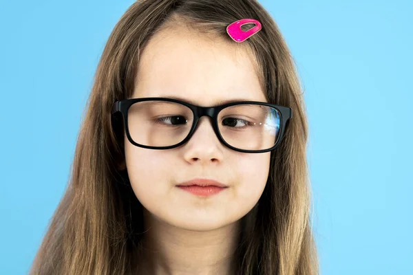 Nahaufnahme Porträt Eines Schieläugigen Schulmädchens Mit Brille Auf Blauem Hintergrund — Stockfoto