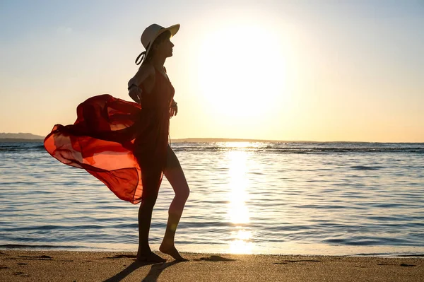 Mujer Joven Con Vestido Rojo Largo Sombrero Paja Pie Playa — Foto de Stock