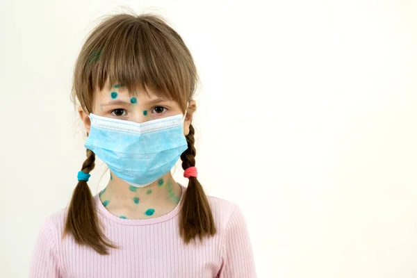 Barnflicka Bär Blå Skyddande Medicinsk Mask Sjuk Med Vattkoppor Mässling — Stockfoto