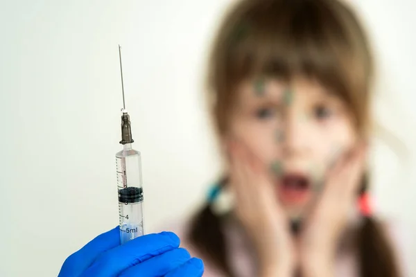Médico Preparando Inyección Vacunación Con Una Jeringa Una Niña Asustada —  Fotos de Stock