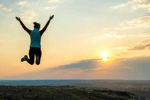 Silueta Una Mujer Excursionista Saltando Sola Campo Vacío Atardecer Las — Foto de Stock