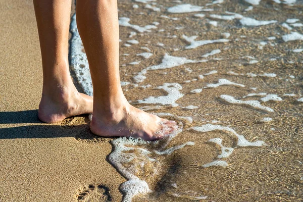 Close Van Vrouw Voeten Lopen Blootsvoets Zand Voetafdrukken Achterlaten Gouden — Stockfoto