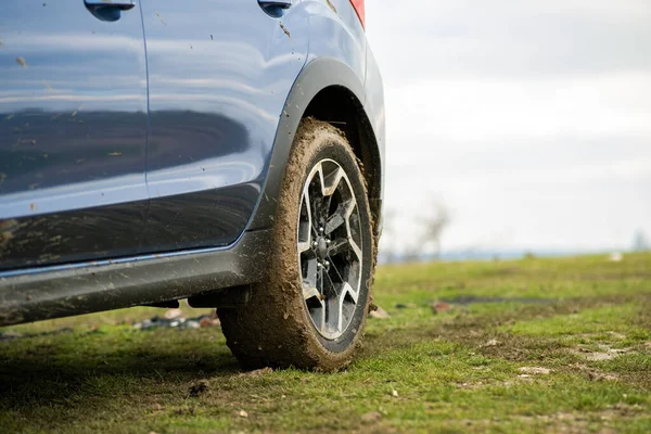 더러운 자동차 바퀴를 진흙으로 타이어 덮는다 — 스톡 사진