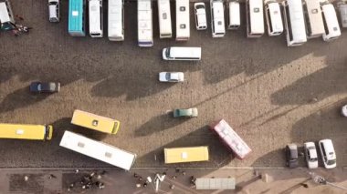 Kalabalık bir caddede hareket eden bir çok araba ve otobüsün hava görüntüleri..