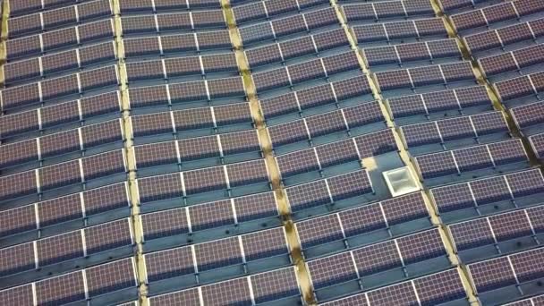 Luchtfoto Van Vele Fotovoltaïsche Zonnepanelen Gemonteerd Industrieel Dak — Stockvideo