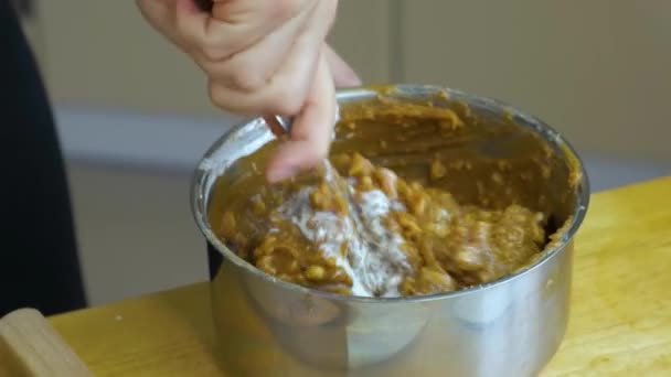 Zbliżenie Kobieta Ręce Przygotowanie Orzeszek Ziemny Napełnianie Misce Dla Ciasto — Wideo stockowe