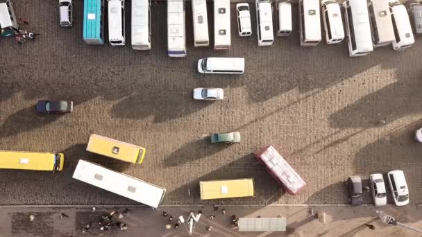 Съемка Воздуха Многих Автомобилей Автобусов Движущихся Оживленной Городской Улице — стоковое видео