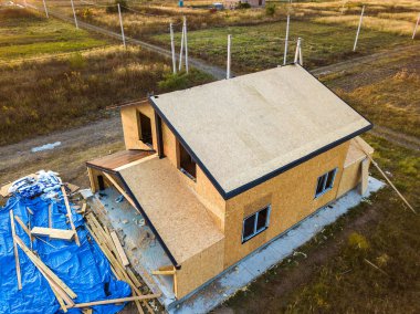 Yeni ve modern modüler evin inşaatı. İçinde köpük yalıtım malzemesi olan kompozit ahşap panellerden yapılmış duvarlar. Yeni enerji tasarruflu ev kavramı oluşturuluyor.