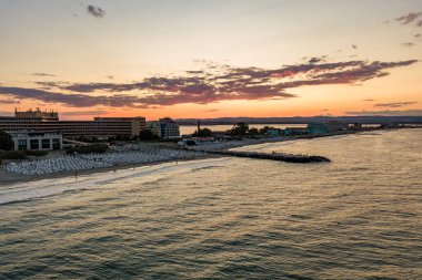 Karadeniz kıyısındaki Pomorie şehrinin hava manzarası. Birçok otel binası ve turistik altyapısı olan en iyi kumsal manzarası.