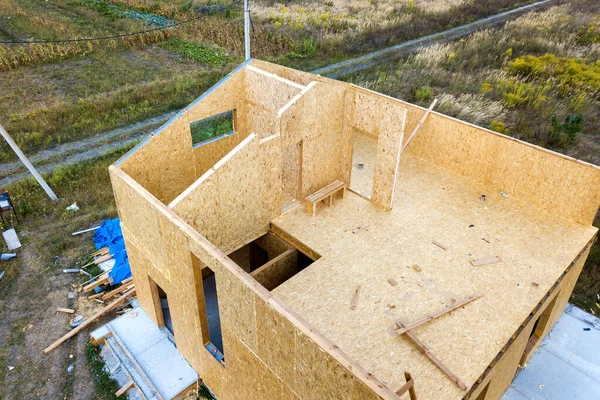 Yeni ve modern modüler evin inşaatı. İçinde köpük yalıtım malzemesi olan kompozit ahşap panellerden yapılmış duvarlar. Yeni enerji tasarruflu ev kavramı oluşturuluyor.