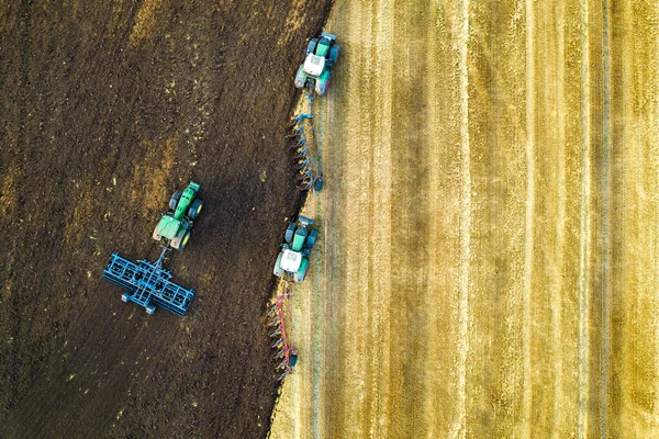 Letecký Pohled Traktor Orající Černé Pole Zemědělské Farmy Sklizni Konci — Stock fotografie