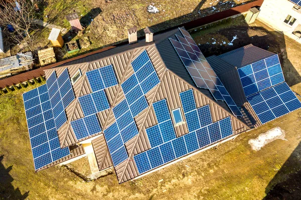 Αεροφωτογραφία Του Νέου Σύγχρονου Σπιτιού Εξοχικό Σπίτι Μπλε Γυαλιστερά Ηλιακά — Φωτογραφία Αρχείου