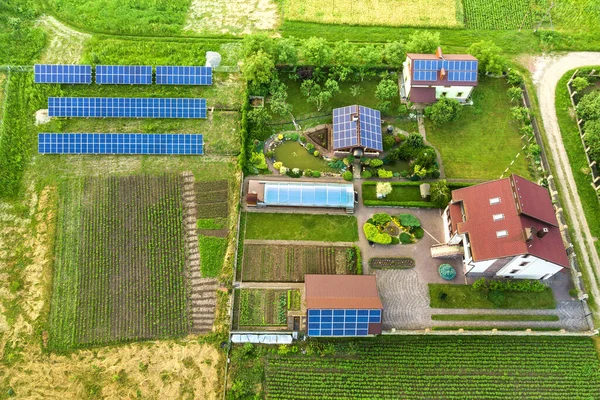 Vue Aérienne Une Maison Privée Été Avec Des Panneaux Photovoltaïques — Photo