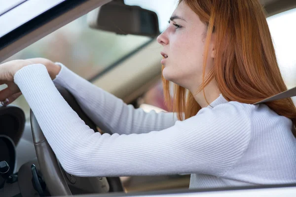 Θλιβερός Κουρασμένος Yound Γυναίκα Οδηγός Κάθεται Πίσω Από Τιμόνι Του — Φωτογραφία Αρχείου