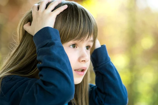 夏に屋外で彼女の頭に手を握っている驚きの子供の少女の肖像画 外で暖かい日にショックを受けた女性の子供 — ストック写真