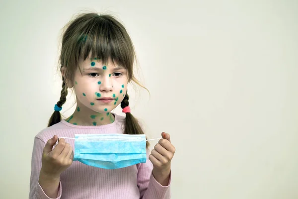 Barnflicka Bär Blå Skyddande Medicinsk Mask Sjuk Med Vattkoppor Mässling — Stockfoto