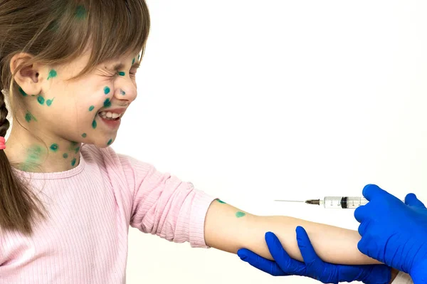 Dokter Die Vaccinatie Injecteert Bij Een Bang Kind Dat Ziek — Stockfoto