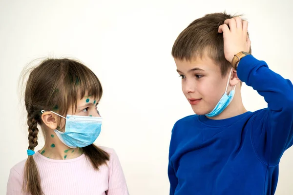 Junge Und Mädchen Mit Blauer Medizinischer Schutzmaske Erkranken Windpocken Masern — Stockfoto