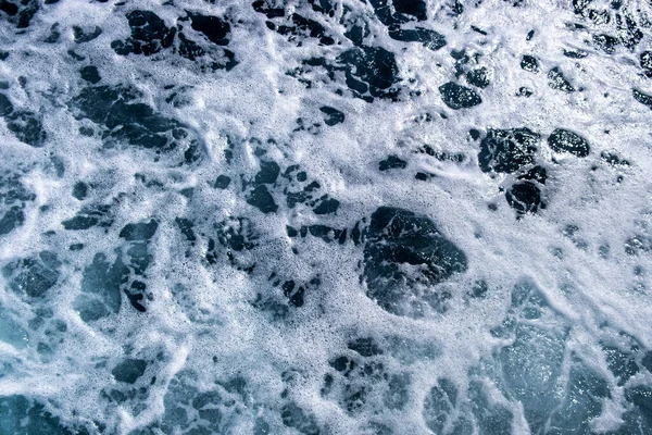 Widok Góry Powierzchnię Wody Morskiej Białe Fale Piankowe Tekstury Jako — Zdjęcie stockowe