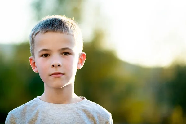 暖かい晴れた夏の日に屋外で子供の男の子の肖像画 — ストック写真