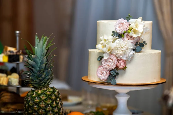 Pastel Boda Alto Dulce Decorado Con Flores Rosadas Blancas Vivas —  Fotos de Stock