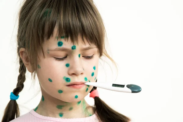 Niña Cubierta Con Erupciones Verdes Cara Enferma Con Varicela Sarampión —  Fotos de Stock