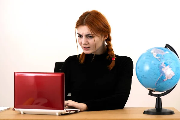 Feliz Joven Trabajadora Oficina Sentada Detrás Escritorio Trabajo Con Computadora — Foto de Stock